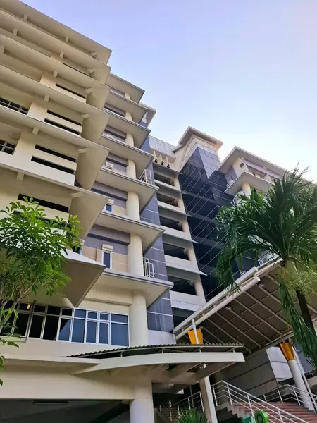 Surabaya - Endonezya, 7 Mayıs 2025. Bir üniversite kampüs binasının dış tasarımı, tropikal yapı kantilatörleri üzerine bir oyun. Sabah göz hizasında..