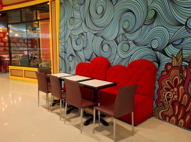 Surabaya - Endonezya, 22 Nisan 2025 Bir alışveriş merkezindeki bir Çin restoranının yemek odası düzenlemesinin iç tasarımı. Açık, modern, zarif, Çin tarzı ve davetkar tasarım..