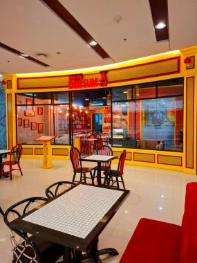 Surabaya - Endonezya, 22 Nisan 2025 Bir alışveriş merkezindeki bir Çin restoranının yemek odası düzenlemesinin iç tasarımı. Açık, modern, zarif, Çin tarzı ve davetkar tasarım..