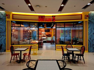 Surabaya - Endonezya, 22 Nisan 2025 Bir alışveriş merkezindeki bir Çin restoranının yemek odası düzenlemesinin iç tasarımı. Açık, modern, zarif, Çin tarzı ve davetkar tasarım..