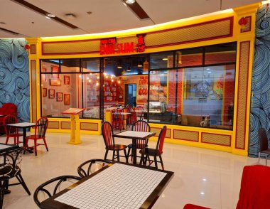 Surabaya - Endonezya, 22 Nisan 2025 Bir alışveriş merkezindeki bir Çin restoranının yemek odası düzenlemesinin iç tasarımı. Açık, modern, zarif, Çin tarzı ve davetkar tasarım..