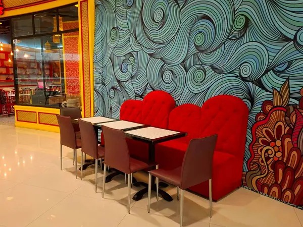Surabaya - Endonezya, 22 Nisan 2025 Bir alışveriş merkezindeki bir Çin restoranının yemek odası düzenlemesinin iç tasarımı. Açık, modern, zarif, Çin tarzı ve davetkar tasarım..