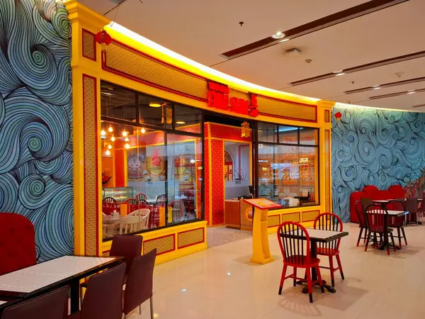 Surabaya - Endonezya, 22 Nisan 2025 Bir alışveriş merkezindeki bir Çin restoranının yemek odası düzenlemesinin iç tasarımı. Açık, modern, zarif, Çin tarzı ve davetkar tasarım..