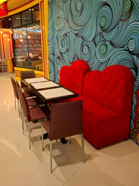 Surabaya - Endonezya, 22 Nisan 2025 Bir alışveriş merkezindeki bir Çin restoranının yemek odası düzenlemesinin iç tasarımı. Açık, modern, zarif, Çin tarzı ve davetkar tasarım..