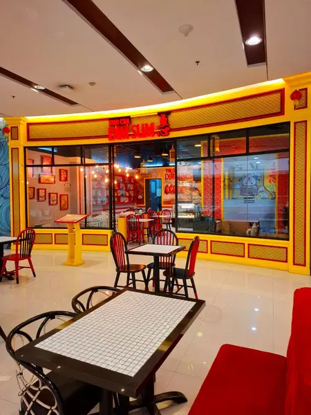 Surabaya - Endonezya, 22 Nisan 2025 Bir alışveriş merkezindeki bir Çin restoranının yemek odası düzenlemesinin iç tasarımı. Açık, modern, zarif, Çin tarzı ve davetkar tasarım..
