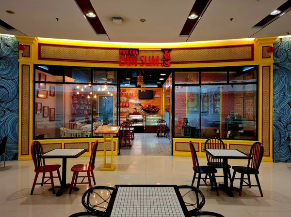 Surabaya - Endonezya, 22 Nisan 2025 Bir alışveriş merkezindeki bir Çin restoranının yemek odası düzenlemesinin iç tasarımı. Açık, modern, zarif, Çin tarzı ve davetkar tasarım..