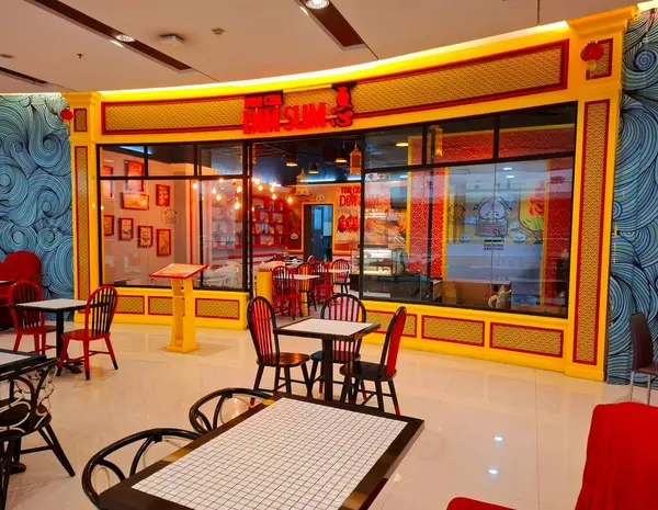 Surabaya - Endonezya, 22 Nisan 2025 Bir alışveriş merkezindeki bir Çin restoranının yemek odası düzenlemesinin iç tasarımı. Açık, modern, zarif, Çin tarzı ve davetkar tasarım..
