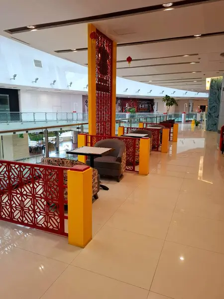 Surabaya - Endonezya, 22 Nisan 2025 Bir alışveriş merkezindeki bir Çin restoranının yemek odası düzenlemesinin iç tasarımı. Açık, modern, zarif, Çin tarzı ve davetkar tasarım..