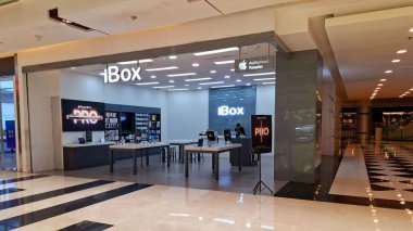 Surabaya - Endonezya, 22 Nisan 2025 Bir alışveriş merkezindeki IBox cep telefonu dükkanının önü. Modern, çekici, çağdaş ve davetkar bir tasarımla..