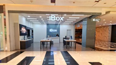 Surabaya - Endonezya, 22 Nisan 2025 Bir alışveriş merkezindeki IBox cep telefonu dükkanının önü. Modern, çekici, çağdaş ve davetkar bir tasarımla..
