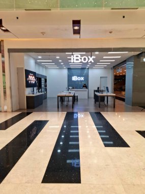 Surabaya - Endonezya, 22 Nisan 2025 Bir alışveriş merkezindeki IBox cep telefonu dükkanının önü. Modern, çekici, çağdaş ve davetkar bir tasarımla..