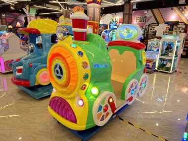 Sidoarjo - Endonezya, 9 Mayıs 2025 Çocuk eğlencesi treni. Çocukların oyun alanında beşten küçük çocukların eğlenmesi için. Göz düzeyi görünümü.