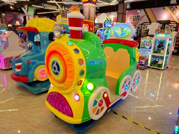 Sidoarjo - Endonezya, 9 Mayıs 2025 Çocuk eğlencesi treni. Çocukların oyun alanında beşten küçük çocukların eğlenmesi için. Göz düzeyi görünümü.