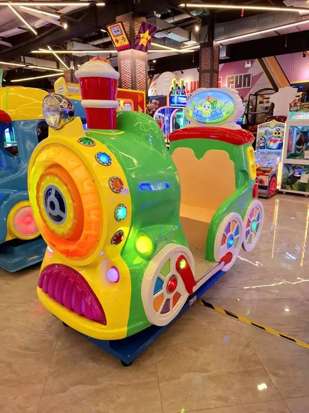 Sidoarjo - Endonezya, 9 Mayıs 2025 Çocuk eğlencesi treni. Çocukların oyun alanında beşten küçük çocukların eğlenmesi için. Göz düzeyi görünümü.