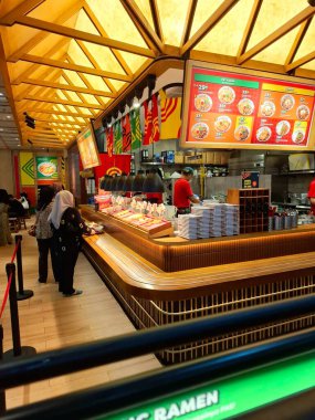 Sidoarjo, Endonezya, 9 Mayıs 2025. Japon Haraku Ramen restoranının iç mimarisi basit, rahat, sıcak ve misafirperver bir Japon tasarımına sahiptir..