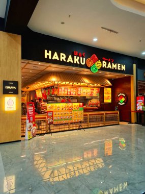 Sidoarjo - Endonezya, 9 Mayıs 2025. Japon restoranı Haraku Ramen 'in ön görüntüsü modern Japon tarzı basit, samimi, sıcak ve davetkar bir tasarım..