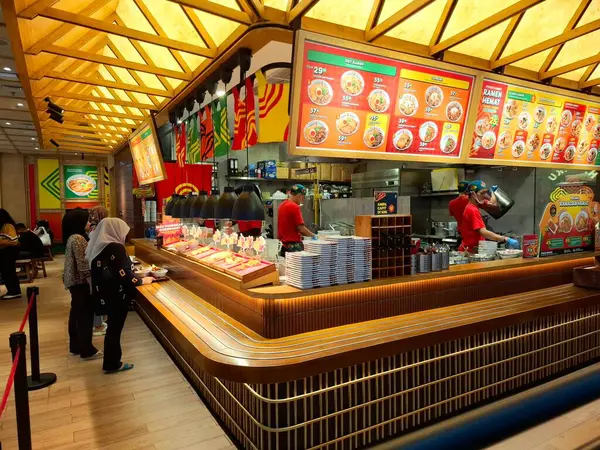 Sidoarjo - Endonezya, 9 Mayıs 2025. Japon restoranı Haraku Ramen 'in ön görüntüsü modern Japon tarzı basit, samimi, sıcak ve davetkar bir tasarım..