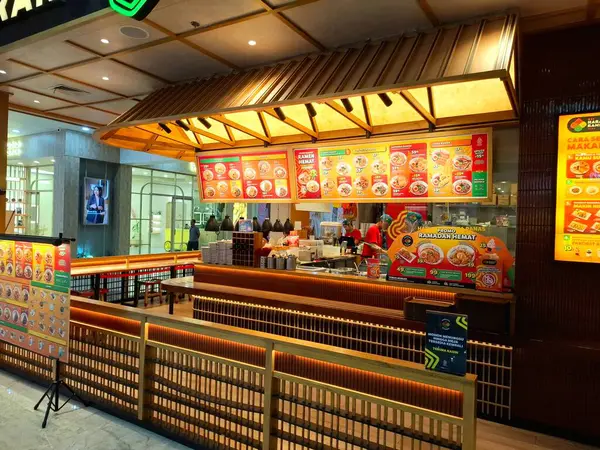 Sidoarjo, Endonezya, 9 Mayıs 2025. Japon Haraku Ramen restoranının iç mimarisi basit, rahat, sıcak ve misafirperver bir Japon tasarımına sahiptir..