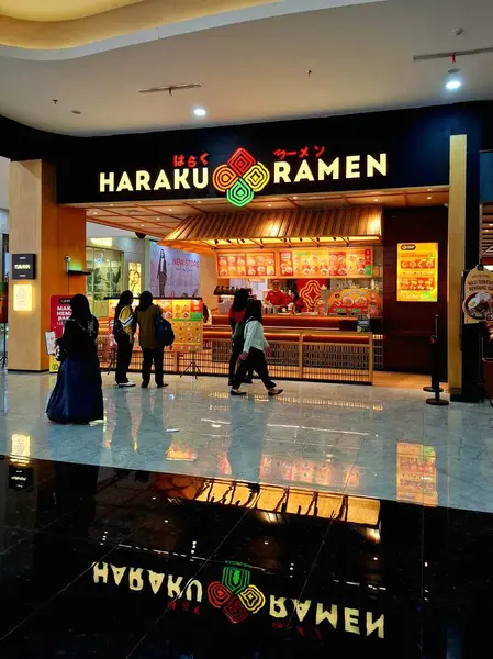 Sidoarjo - Endonezya, 9 Mayıs 2025. Japon restoranı Haraku Ramen 'in ön görüntüsü modern Japon tarzı basit, samimi, sıcak ve davetkar bir tasarım..