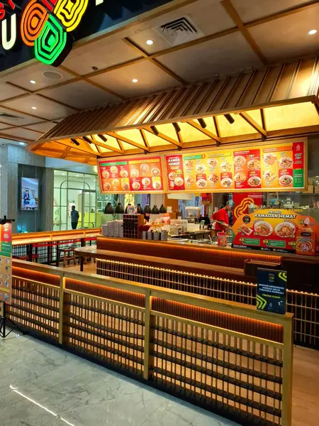 Sidoarjo, Endonezya, 9 Mayıs 2025. Japon Haraku Ramen restoranının iç mimarisi basit, rahat, sıcak ve misafirperver bir Japon tasarımına sahiptir..