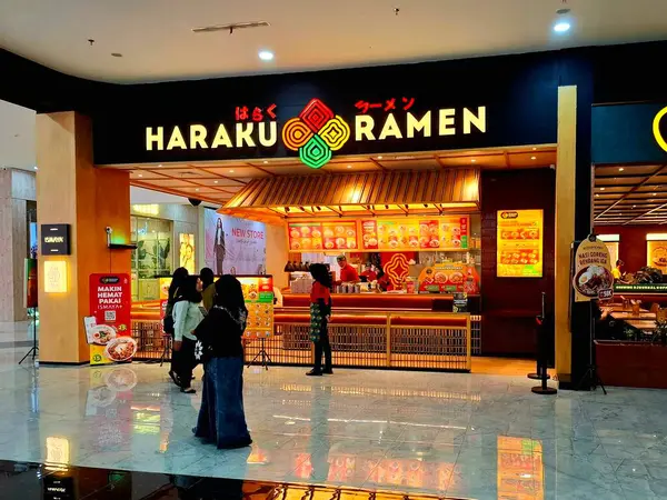 Sidoarjo - Endonezya, 9 Mayıs 2025. Japon restoranı Haraku Ramen 'in ön görüntüsü modern Japon tarzı basit, samimi, sıcak ve davetkar bir tasarım..