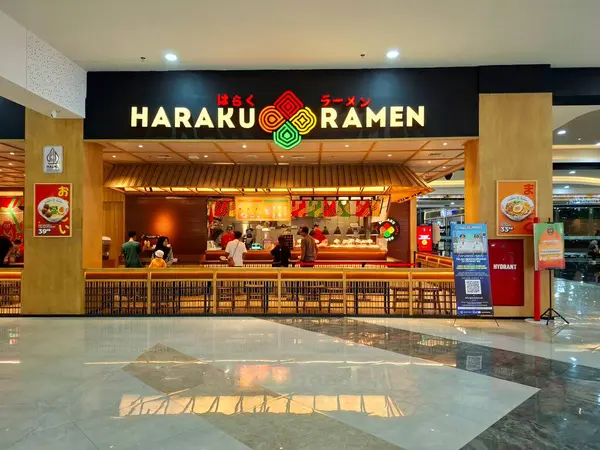 Sidoarjo - Endonezya, 9 Mayıs 2025. Japon restoranı Haraku Ramen 'in ön görüntüsü modern Japon tarzı basit, samimi, sıcak ve davetkar bir tasarım..