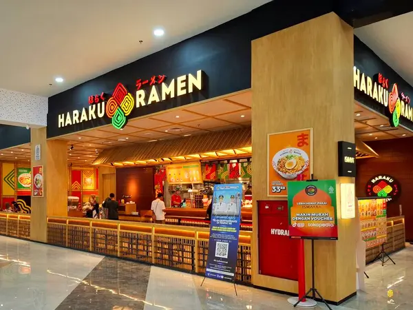 Sidoarjo - Endonezya, 9 Mayıs 2025. Japon restoranı Haraku Ramen 'in ön görüntüsü modern Japon tarzı basit, samimi, sıcak ve davetkar bir tasarım..