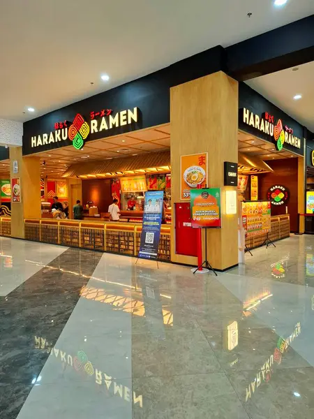 Sidoarjo - Endonezya, 9 Mayıs 2025. Japon restoranı Haraku Ramen 'in ön görüntüsü modern Japon tarzı basit, samimi, sıcak ve davetkar bir tasarım..