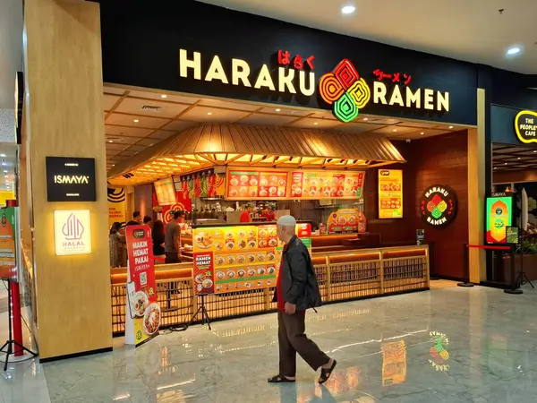 Sidoarjo - Endonezya, 9 Mayıs 2025. Japon restoranı Haraku Ramen 'in ön görüntüsü modern Japon tarzı basit, samimi, sıcak ve davetkar bir tasarım..