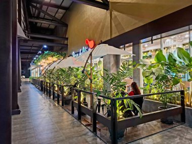 Sidoarjo, Endonezya, 9 Mayıs 2025. Pan & Flip restoranının ön görüntüsü, yemek alanında bitki unsurları barındırıyor, verimli bir atmosfer yaratıyor. Geceleri göz hizası görüntüsü.