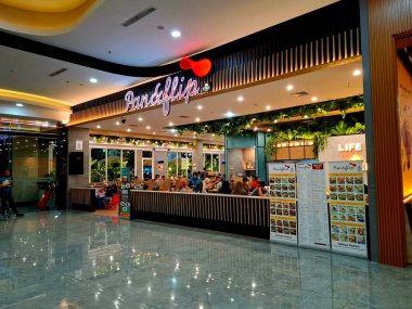 Sidoarjo, Endonezya, 9 Mayıs 2025. Pan & Flip restoranının ön görüntüsü, yemek alanında bitki unsurları barındırıyor, verimli bir atmosfer yaratıyor. Geceleri göz hizası görüntüsü.