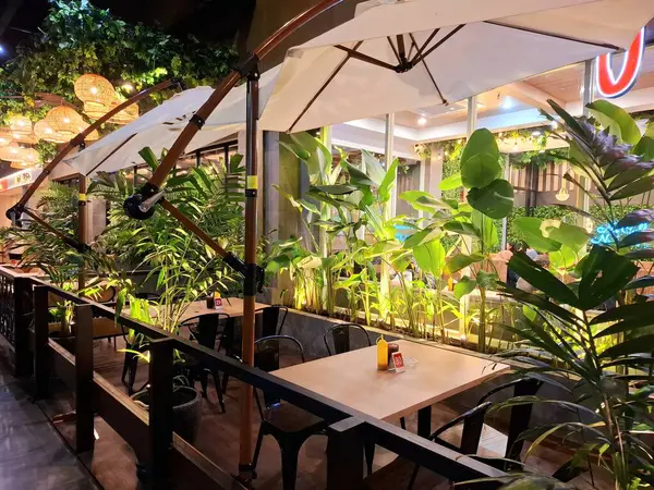 Sidoarjo, Endonezya, 9 Mayıs 2025. Pan & Flip restoranının ön görüntüsü, yemek alanında bitki unsurları barındırıyor, verimli bir atmosfer yaratıyor. Geceleri göz hizası görüntüsü.
