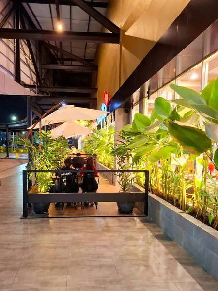Sidoarjo, Endonezya, 9 Mayıs 2025. Pan & Flip restoranının ön görüntüsü, yemek alanında bitki unsurları barındırıyor, verimli bir atmosfer yaratıyor. Geceleri göz hizası görüntüsü.