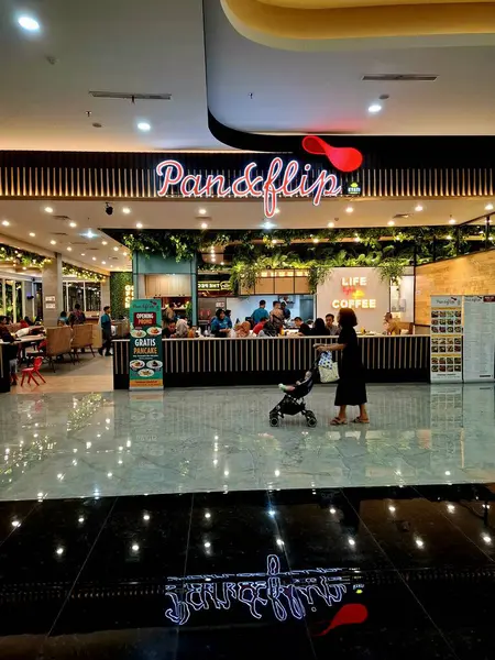 Sidoarjo, Endonezya, 9 Mayıs 2025. Pan & Flip restoranının ön görüntüsü, yemek alanında bitki unsurları barındırıyor, verimli bir atmosfer yaratıyor. Geceleri göz hizası görüntüsü.