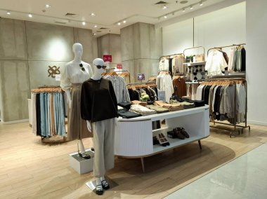 Sidoarjo, Endonezya, 9 Mayıs 2025. Moda Kraliçesi Adası Mağazası Vitrini. Mankenler üzerinde davetkar bir estetik elbise sergileniyor. Göz düzeyi görünümü.