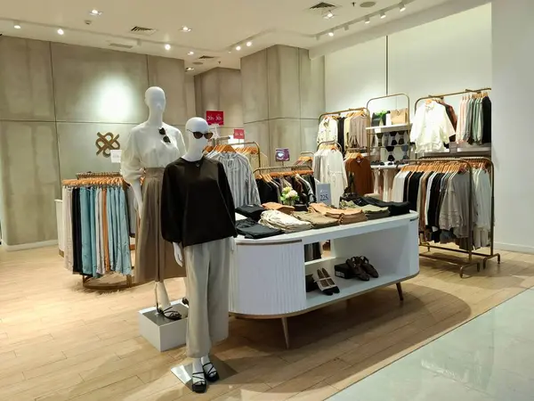 Sidoarjo, Endonezya, 9 Mayıs 2025. Moda Kraliçesi Adası Mağazası Vitrini. Mankenler üzerinde davetkar bir estetik elbise sergileniyor. Göz düzeyi görünümü.