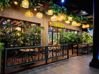 Sidoarjo - Endonezya, 9 Mayıs 2025. Sekar Endonezya Gıda Restoranı 'nın ilginç dekoratif unsurları ve bambu işçiliği ile ön görünümü. Geceleri, göz hizasında..