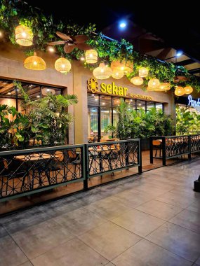 Sidoarjo - Endonezya, 9 Mayıs 2025. Sekar Endonezya Gıda Restoranı 'nın ilginç dekoratif unsurları ve bambu işçiliği ile ön görünümü. Geceleri, göz hizasında..