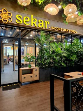 Sidoarjo - Endonezya, 9 Mayıs 2025. Sekar Endonezya Gıda Restoranı 'nın ilginç dekoratif unsurları ve bambu işçiliği ile ön görünümü. Geceleri, göz hizasında..