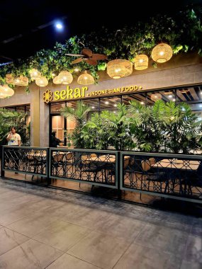 Sidoarjo - Endonezya, 9 Mayıs 2025. Sekar Endonezya Gıda Restoranı 'nın ilginç dekoratif unsurları ve bambu işçiliği ile ön görünümü. Geceleri, göz hizasında..