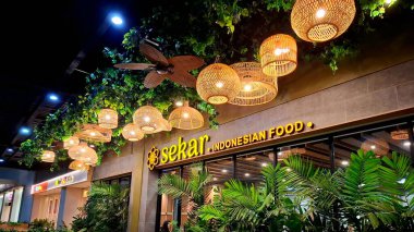 Sidoarjo - Endonezya, 9 Mayıs 2025. Sekar Endonezya Gıda Restoranı 'nın ilginç dekoratif unsurları ve bambu işçiliği ile ön görünümü. Geceleri, göz hizasında..