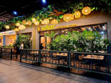 Sidoarjo - Endonezya, 9 Mayıs 2025. Sekar Endonezya Gıda Restoranı 'nın ilginç dekoratif unsurları ve bambu işçiliği ile ön görünümü. Geceleri, göz hizasında..
