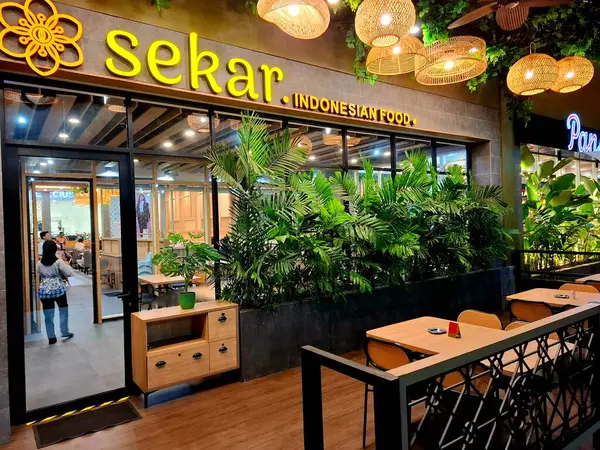 Sidoarjo - Endonezya, 9 Mayıs 2025. Sekar Endonezya Gıda Restoranı 'nın ilginç dekoratif unsurları ve bambu işçiliği ile ön görünümü. Geceleri, göz hizasında..