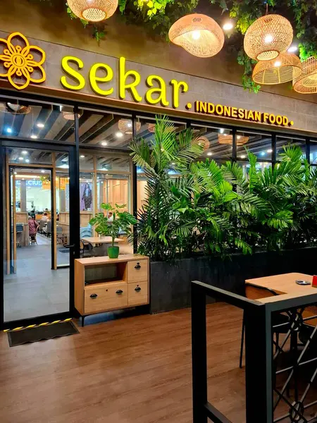 Sidoarjo - Endonezya, 9 Mayıs 2025. Sekar Endonezya Gıda Restoranı 'nın ilginç dekoratif unsurları ve bambu işçiliği ile ön görünümü. Geceleri, göz hizasında..