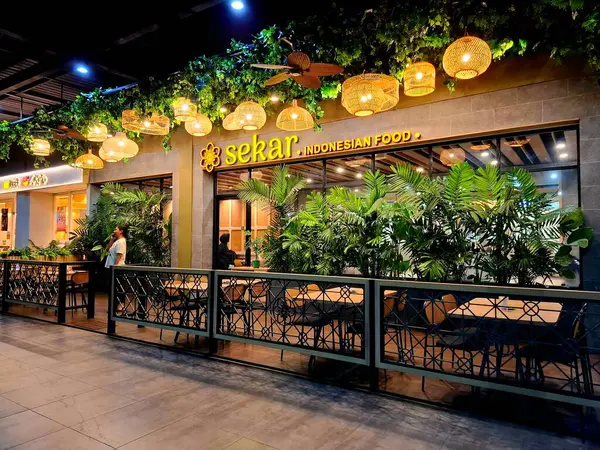 Sidoarjo - Endonezya, 9 Mayıs 2025. Sekar Endonezya Gıda Restoranı 'nın ilginç dekoratif unsurları ve bambu işçiliği ile ön görünümü. Geceleri, göz hizasında..