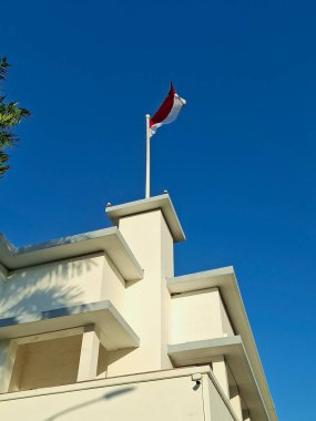 Kırmızı ve Beyaz bayrak, Endonezya Kırmızı ve Beyaz bayrağının Oranje Oteli 'nin çatısına ya da Surabaya' daki Majapahit Oteli 'ne çekildiği yerde dalgalanır..