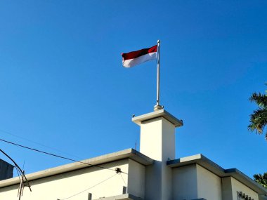 Kırmızı ve Beyaz bayrak, Endonezya Kırmızı ve Beyaz bayrağının Oranje Oteli 'nin çatısına ya da Surabaya' daki Majapahit Oteli 'ne çekildiği yerde dalgalanır..
