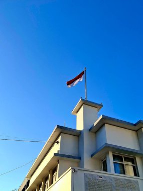 Kırmızı ve Beyaz bayrak, Endonezya Kırmızı ve Beyaz bayrağının Oranje Oteli 'nin çatısına ya da Surabaya' daki Majapahit Oteli 'ne çekildiği yerde dalgalanır..