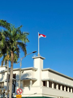 Kırmızı ve Beyaz bayrak, Endonezya Kırmızı ve Beyaz bayrağının Oranje Oteli 'nin çatısına ya da Surabaya' daki Majapahit Oteli 'ne çekildiği yerde dalgalanır..