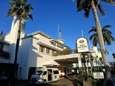 Surabaya - Endonezya, 11 Haziran 2025. Eskiden Orange Hotel olarak bilinen Majapahit Oteli 'nin önü. Hollanda bayrağının Kızıl ve Beyaz' dan Kızıl ve Beyaz 'a, Endonezya bayrağının çekildiği yer..